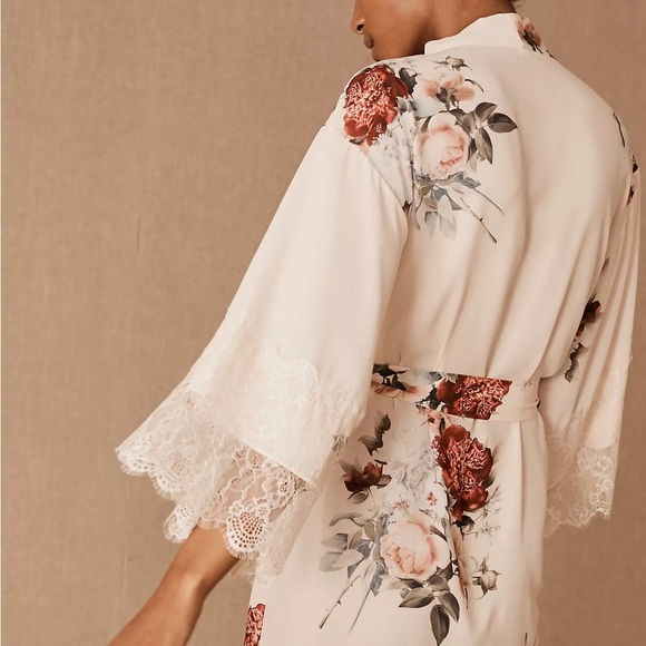 Flora Nikrooz floral romantic lace trimmed robe - Picture 2 of 10